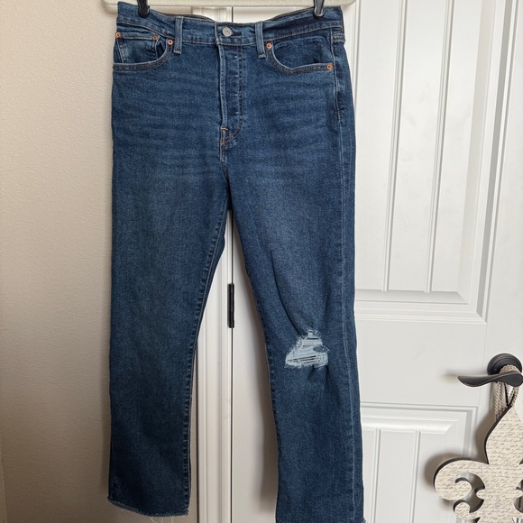 Levi’s Wedgie Straight Leg Distressed Blue Jeans in Size 31 - Picture 1 of 5